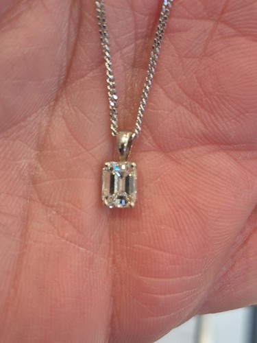 18ct pointer emerald - 18ct,