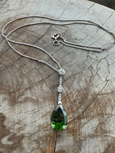 18ct white gold green pear - green,