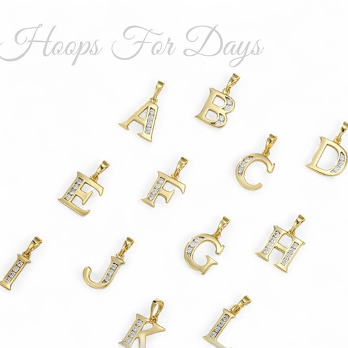 9ct gold letter pendant on - xp,